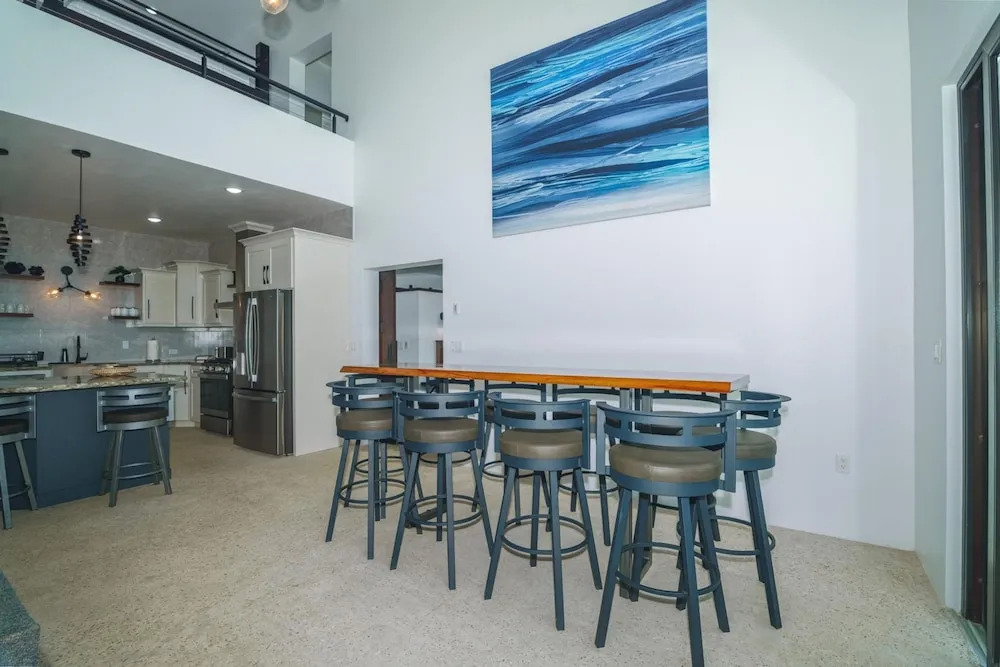 Sand Castle Vista - Spacious 4-Bed Villa in Placencia Village w Pool