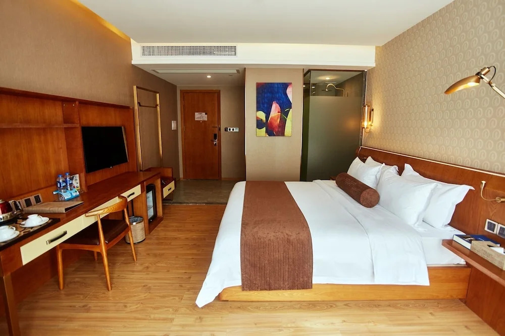 Отель James Joyce Coffetel Hotel Guangzhou South Station Qifu Xincun