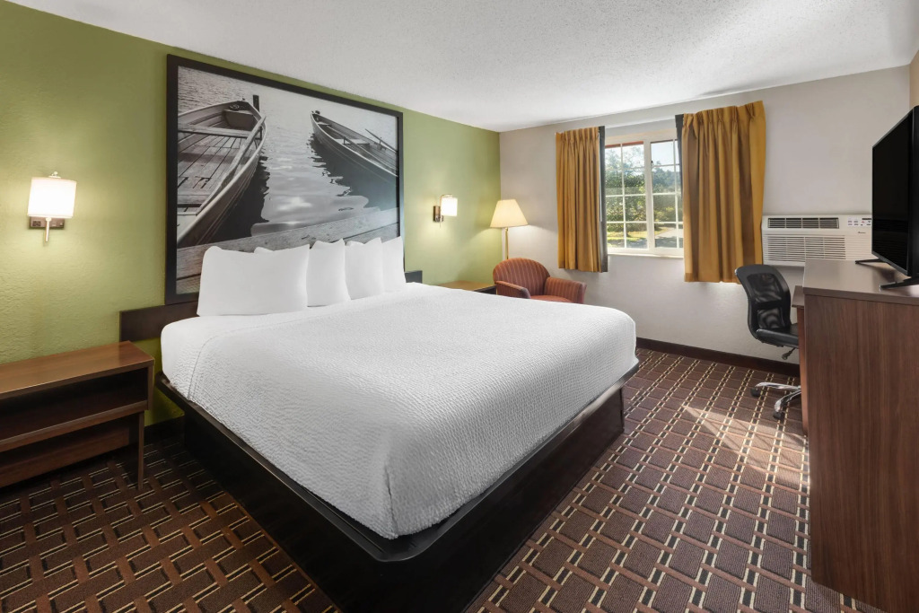 Super 8 by Wyndham Winona MN