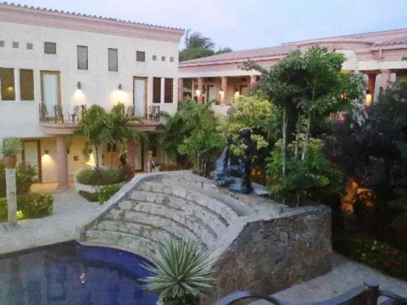 Las Sirenas Hotel & Condos