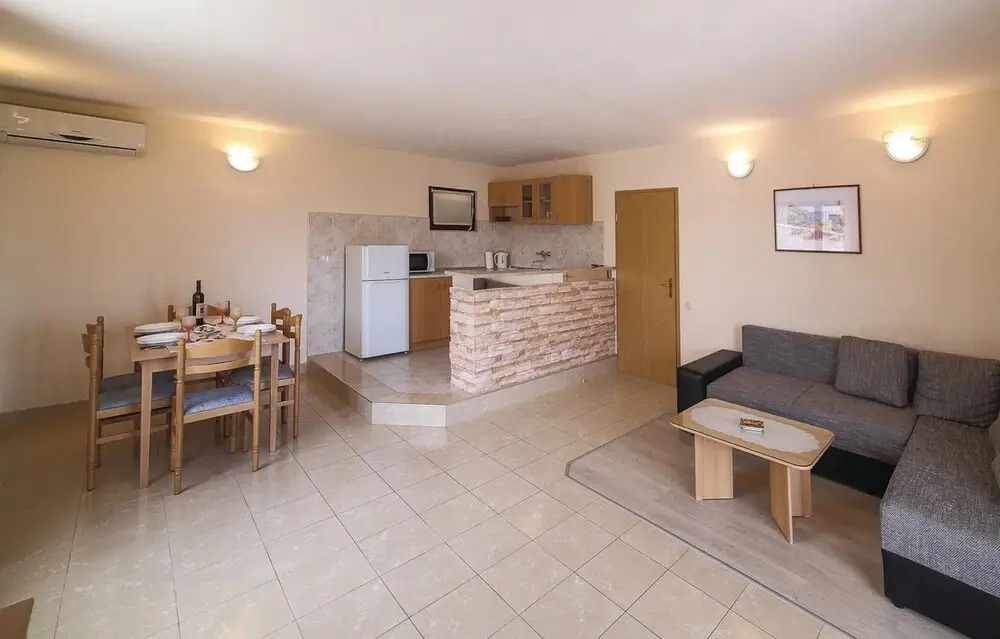 Nice Home in Slatine With Wifi and 5 Bedrooms
