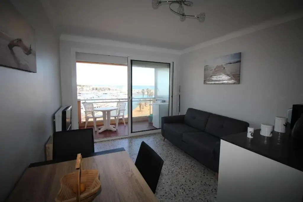 TRIDENT - T2 avec vue sur la marina et à deux pas de la plage