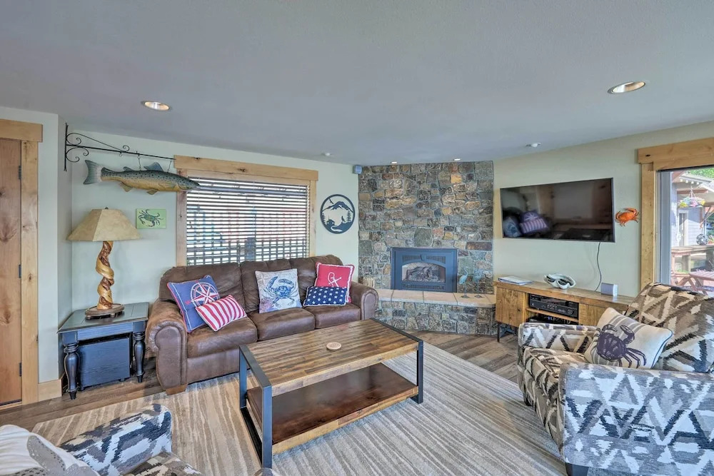 Similk Bay Retreat With Deck, Fire Pit + Hot Tub!