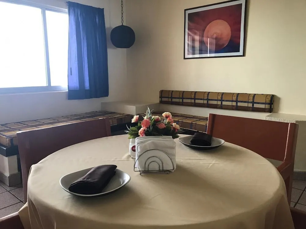 Del Real Hotel & Suites