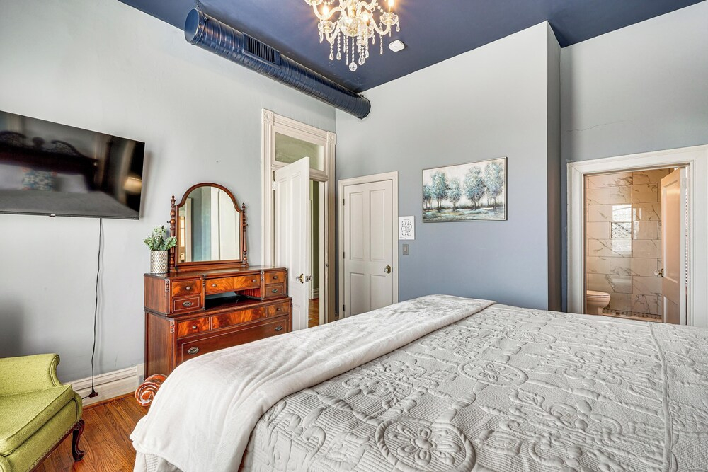 Queen Anne Manor' in Old West End w/ Elevator