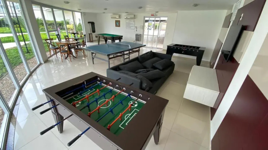 Beto Carrero, 2 Quartos, 1 vaga, Home Club Completo, Ar e Smart TV, Piscina, na quadra do mar
