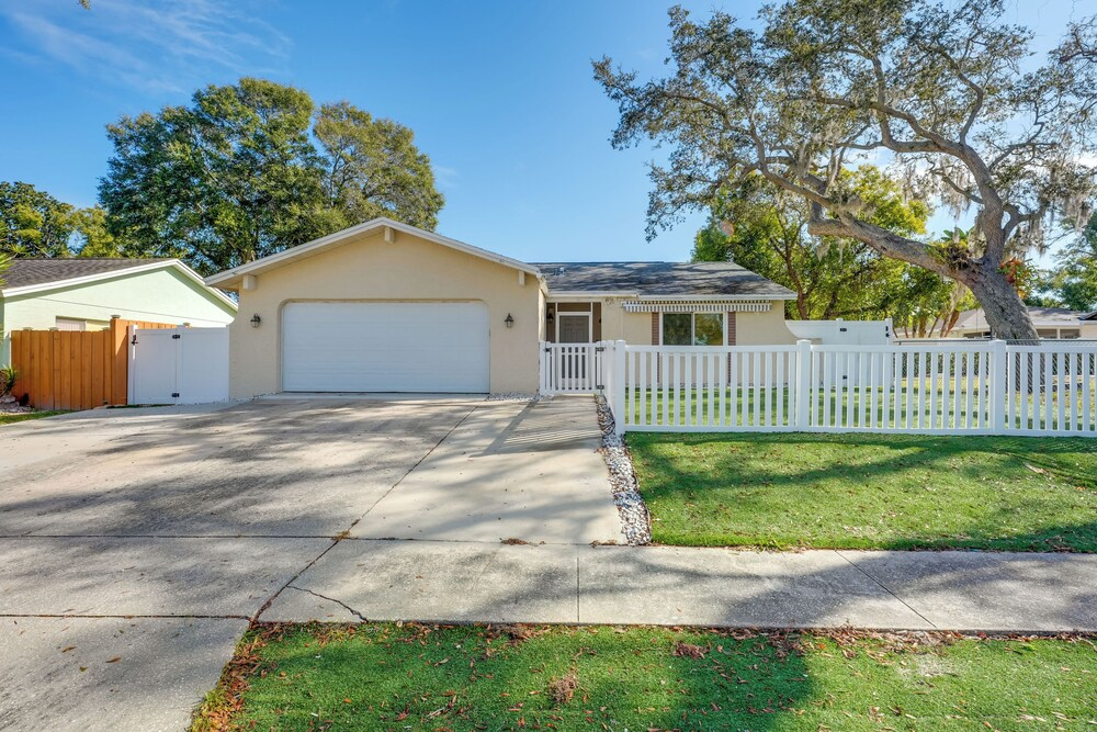Pool & Patio Access: Breezy Getaway in Palm Harbor