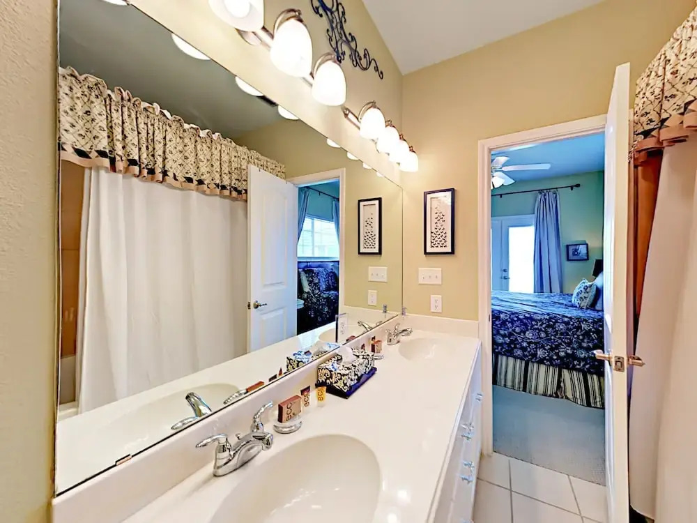3BR Townhome with Tower Views by RedAwning