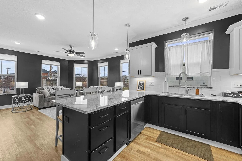 Brand New Lux 18 Beds w 2 Hot Tubs - Short North