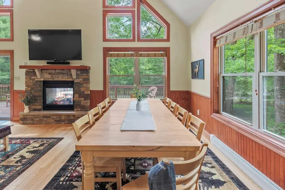 Bear Paw Lodge by Avantstay Hot Tub, Deck, & Fire Pit