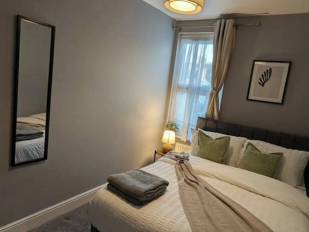 Luxury 3BR Home 20 Mins to London Garden Wi-fi
