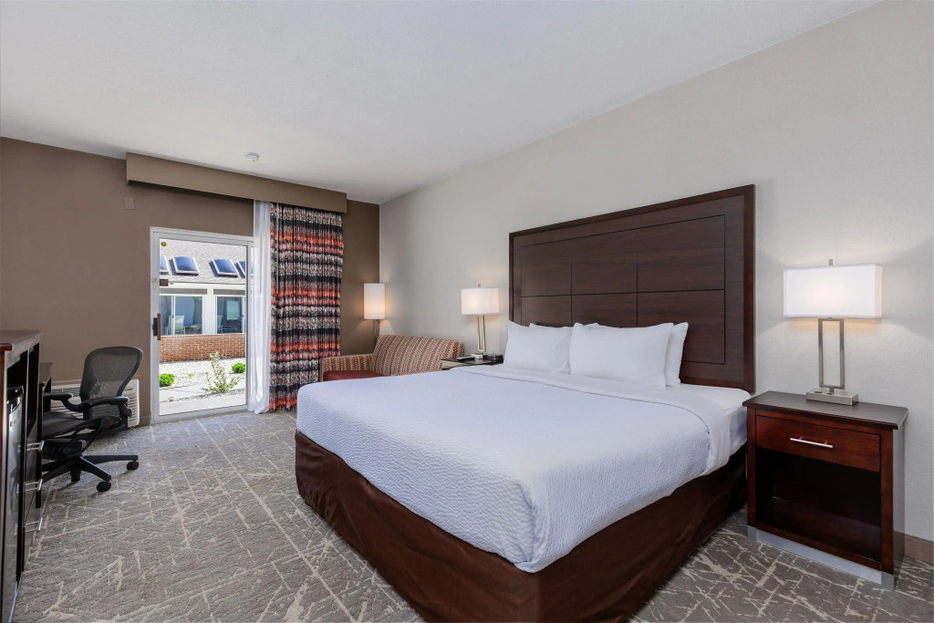Orangewood Inn & Suites Kansas City Airport