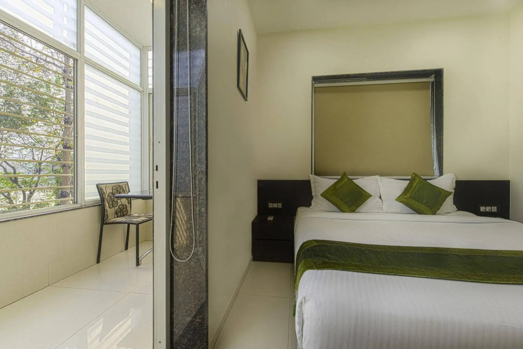 OYO 16703 Hotel The Platinum