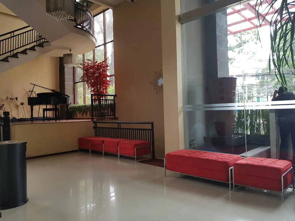 Scarlet Dago Hotel