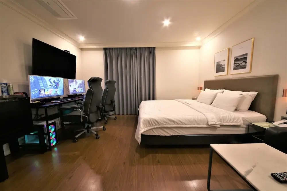 Brown-Dot Hotel Gupo