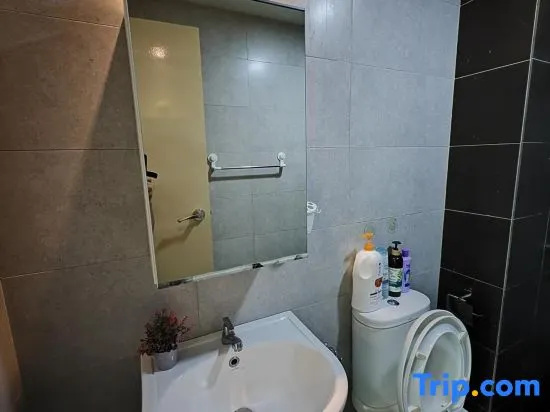 Modern Comfy Suite Room-9Pax by Moowin