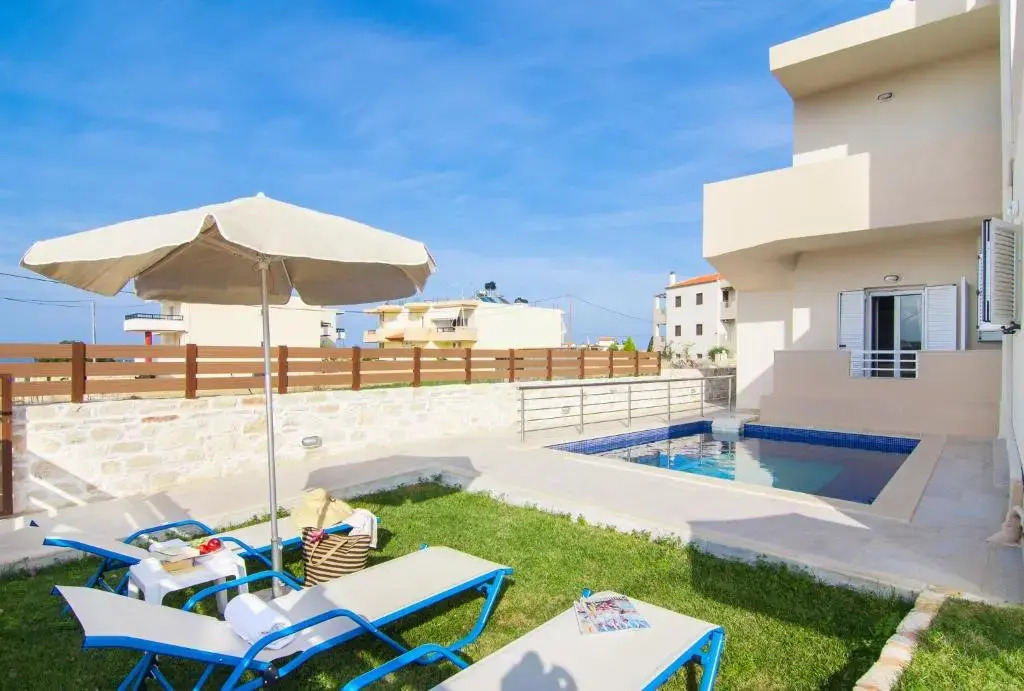 7 bedroom villa with pool, 700m from the beach