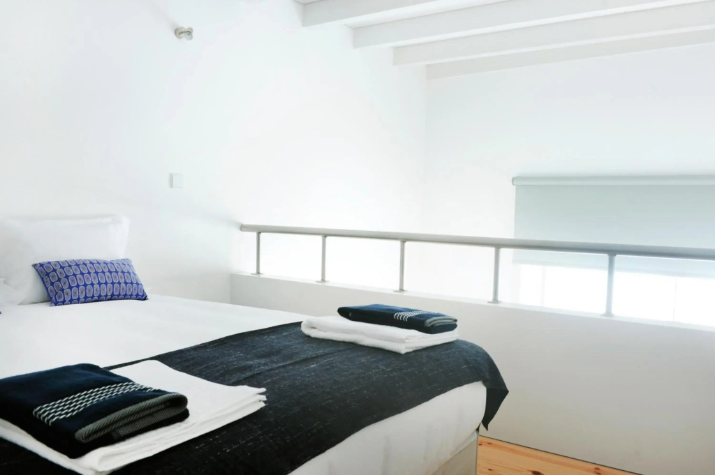 Sunday - Lovely Mezzanine with FREE PARKING