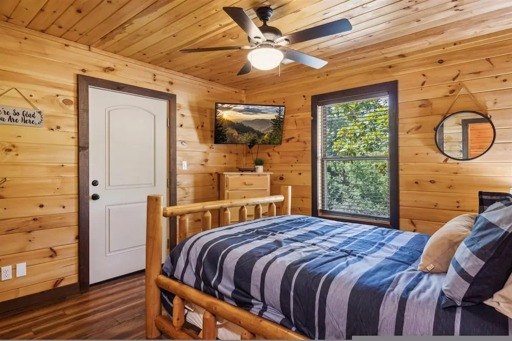Private 15 Acres w Pond Hot Tub Game Room