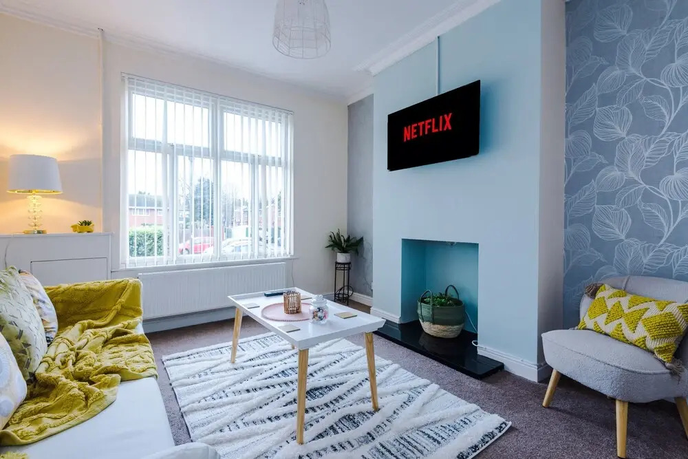 Convenient 2 Bedroom Home With Parking