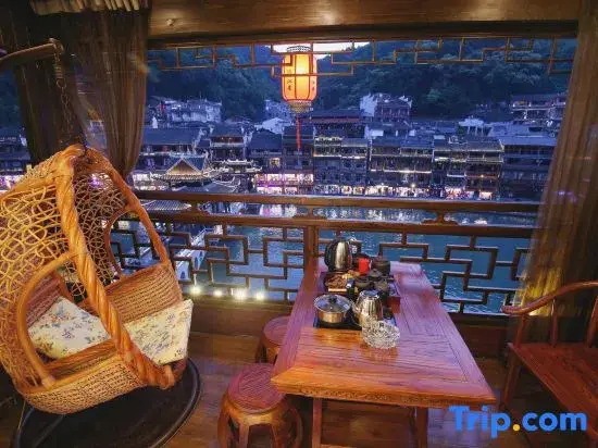 Phoenix Wanfeng Yushe Light Luxury Homestay (Hongqiao Branch, Fenghuang Ancient Town)