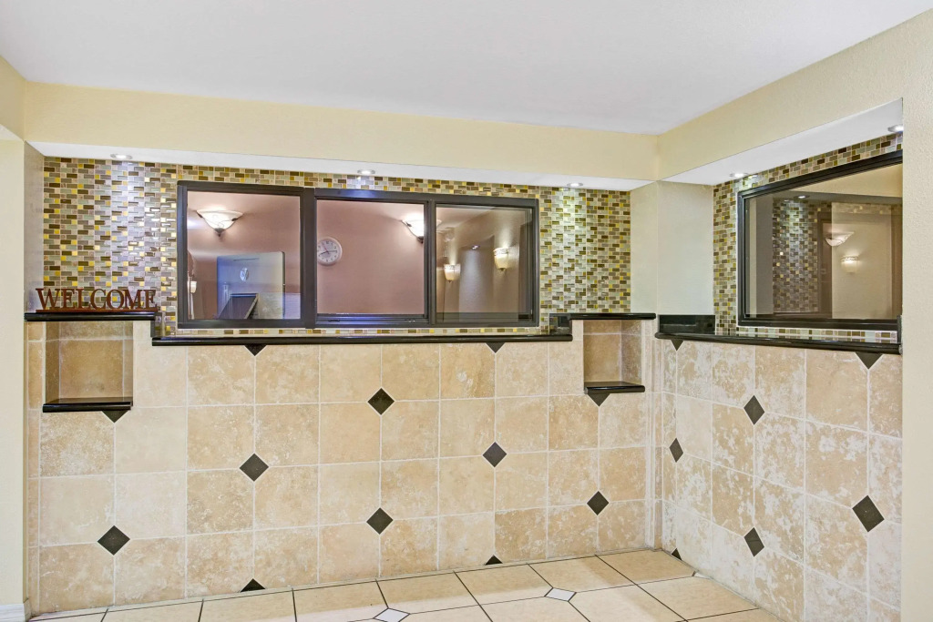 Days Inn & Suites by Wyndham Tampa Fairground-Casino-Ybor