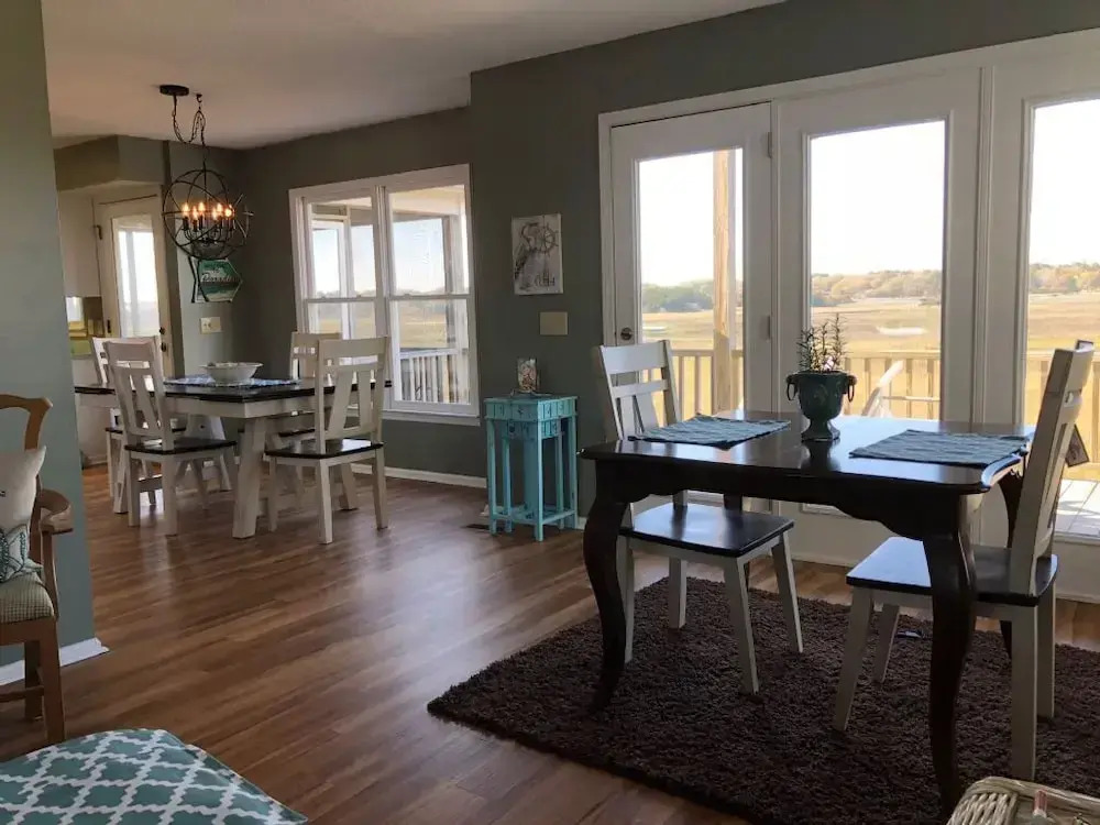 Tailslide Inn 4 Bedroom Home by RedAwning