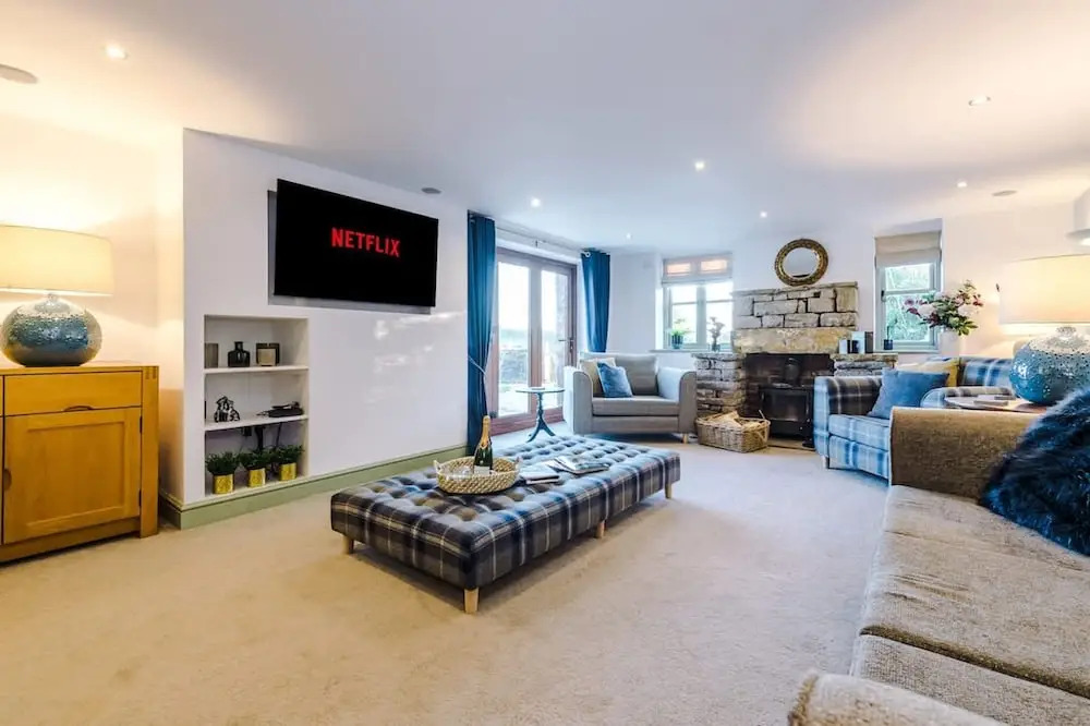 Luxurious Private Home w Hot Tub Log Burner