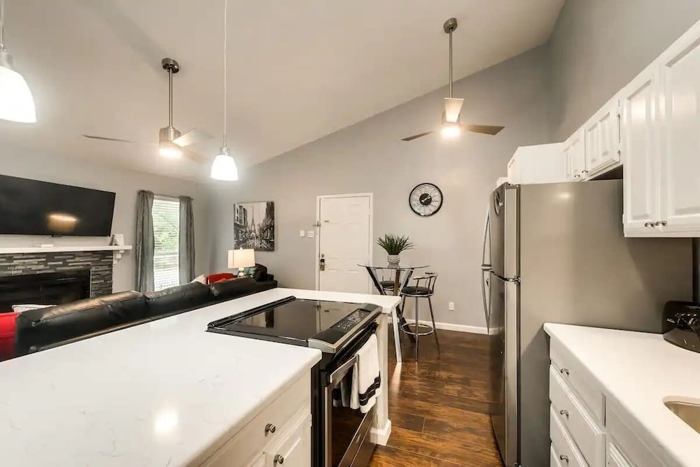 1BD Condo Pool South Irving I40