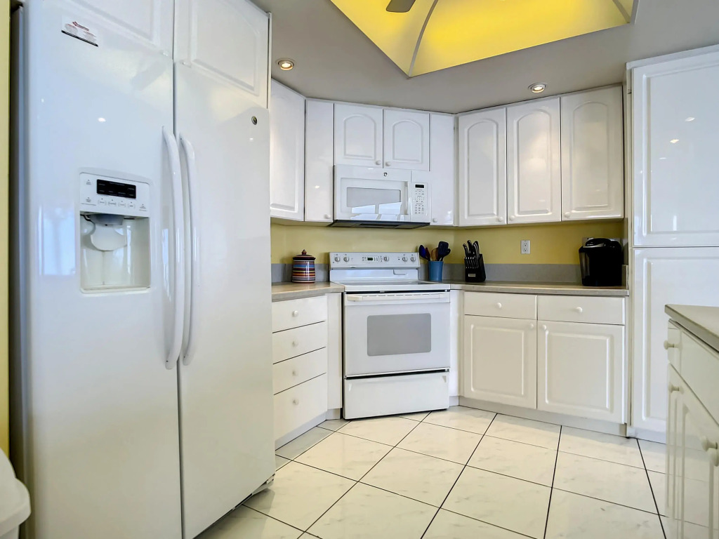 Penthouse Condo with wrap around views of the ocean - SR802