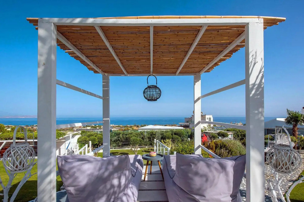 Amazing 4 bedroom villa very close to the beach