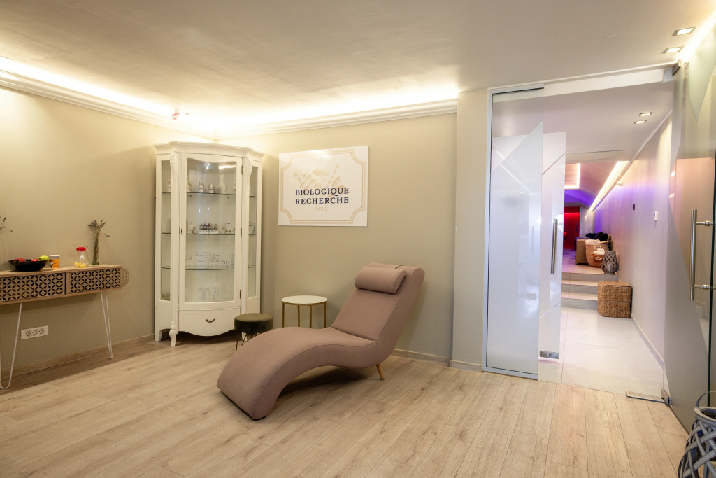 Tresor Le Palais Timisoara, Curio Collection by Hilton