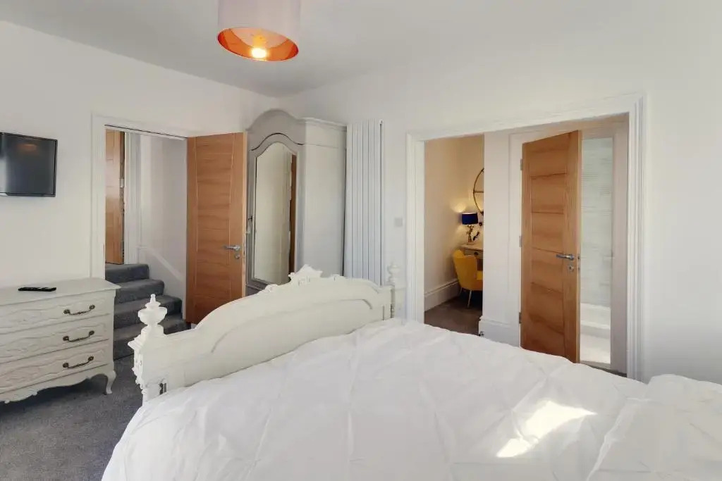 Master accommodation suite 2 sea view with balcony