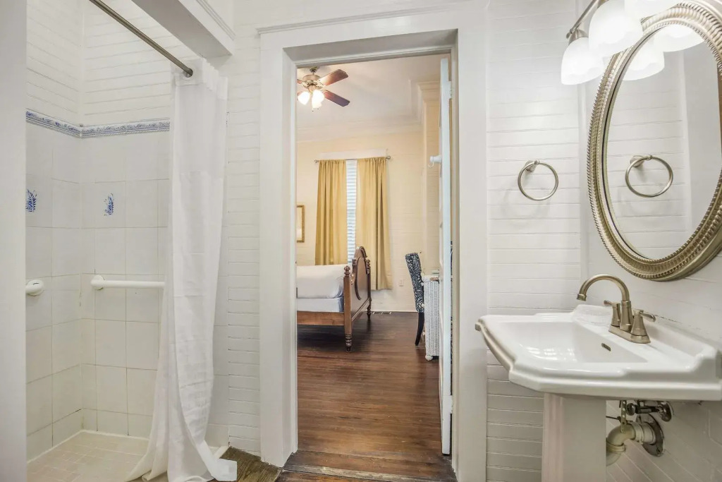 Coombs Inn & Suites