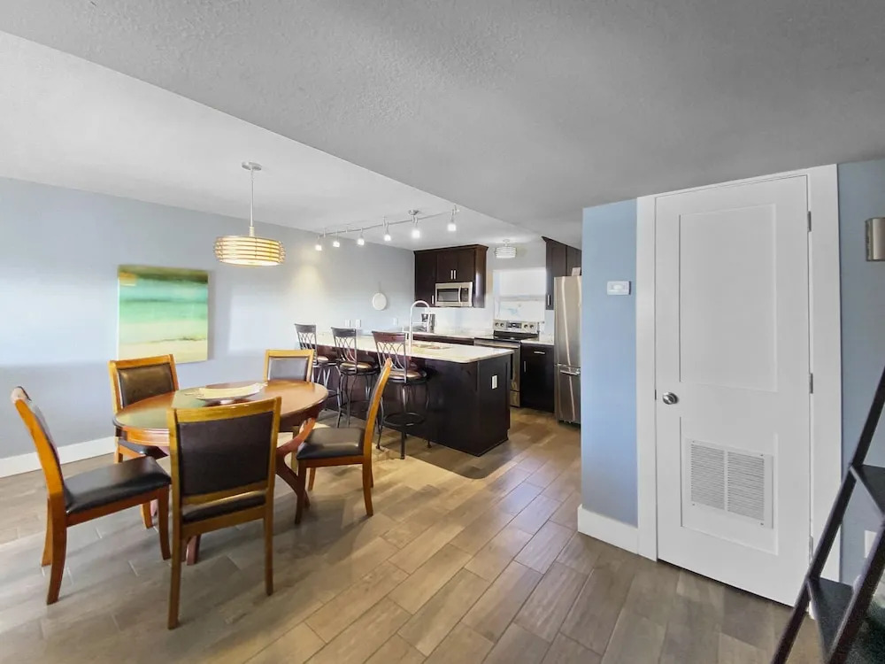 Shoreline Townhomes #10 - 2 Br townhouse by RedAwning