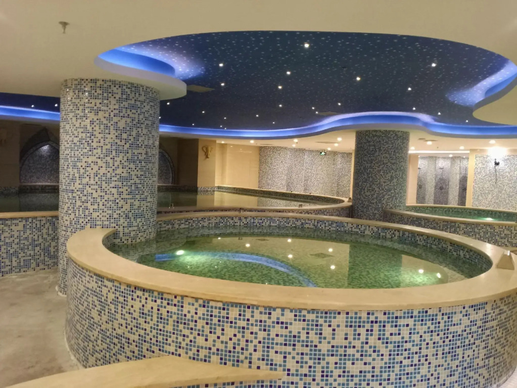 Mangshi Bailongshe Hotel (Dehong Mangshi Airport Dehong Mangshi Square Branch)