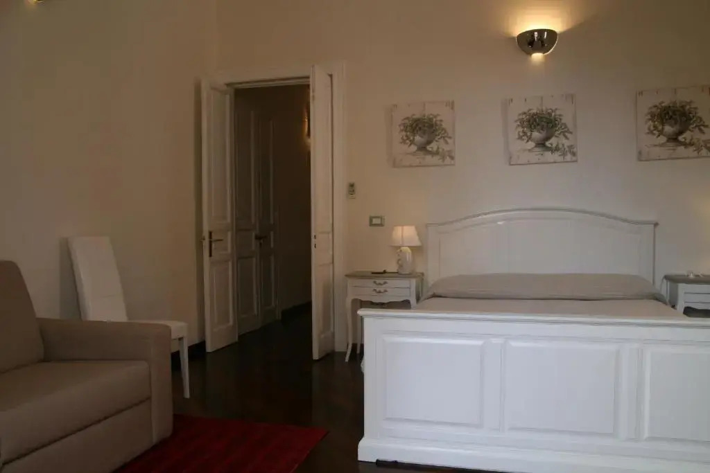 B&B Mini Hotel Incity-close train station and port