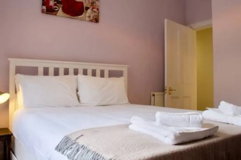 1 Bedroom Flat With Front Garden Sleeps 3