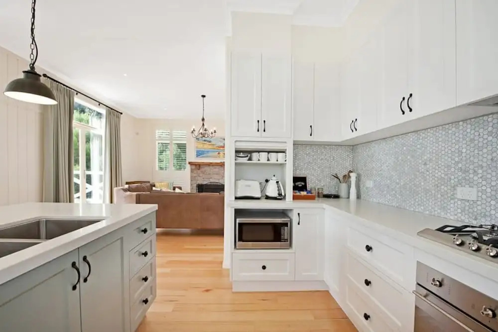 Hampton on Apollo - Ocean Mountain View Creekside Retreat Pet Friendly Free EV Charger Fireplace Wood Supplied During Winter