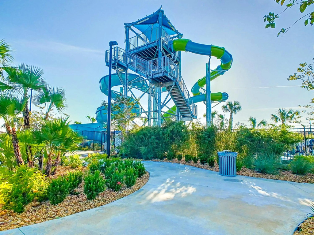 Stunning 4BR Townhouse with private pool and free resort amenities