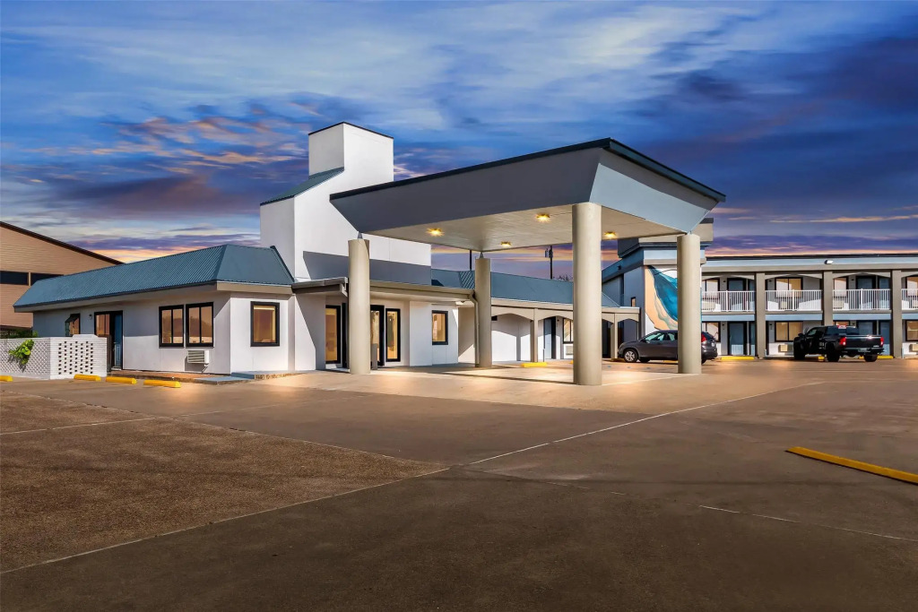 Quality Inn & Suites Port Lavaca near Lighthouse Beach
