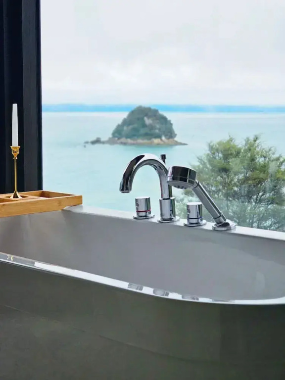 Oceanview Penthouse Suite & Beach Access