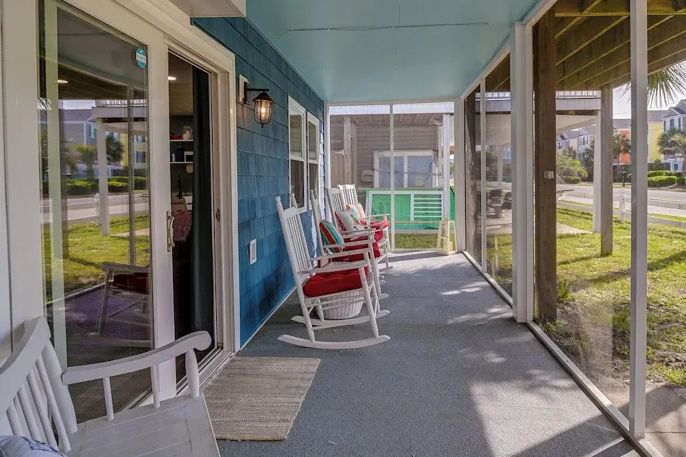 Below Deck Beach House: Walk to the Ocean