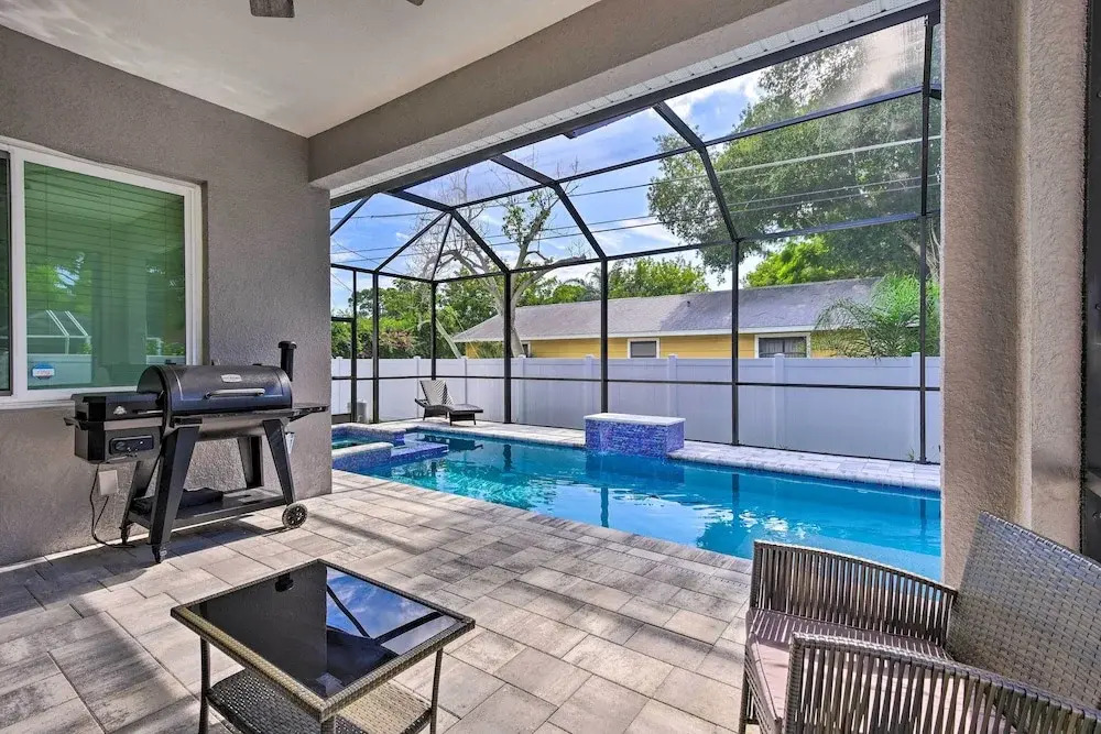 Beautiful Getaway ~ 4 Miles to Venice Beach!