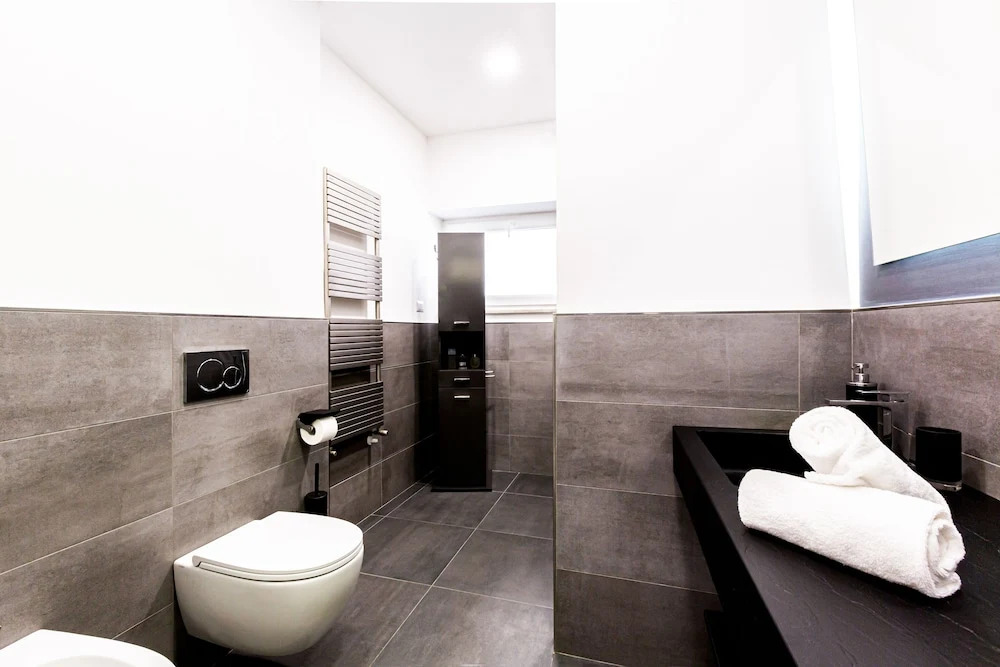 Modern spacious apartment with terrace, balconies, solarium & gym