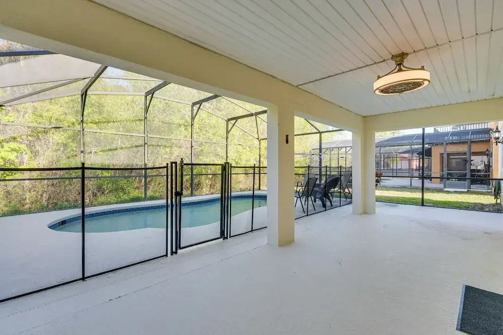8 Mi to Disney: Family Home w/ Screened Lanai!