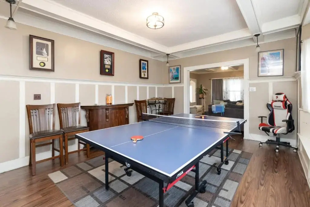 5 Bedroom 3200 Square Foot House for Downtown Travelers