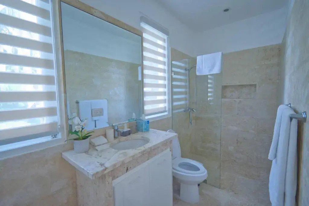 Fantastic 8-bedroom Golf-front Mansion Near the Beach