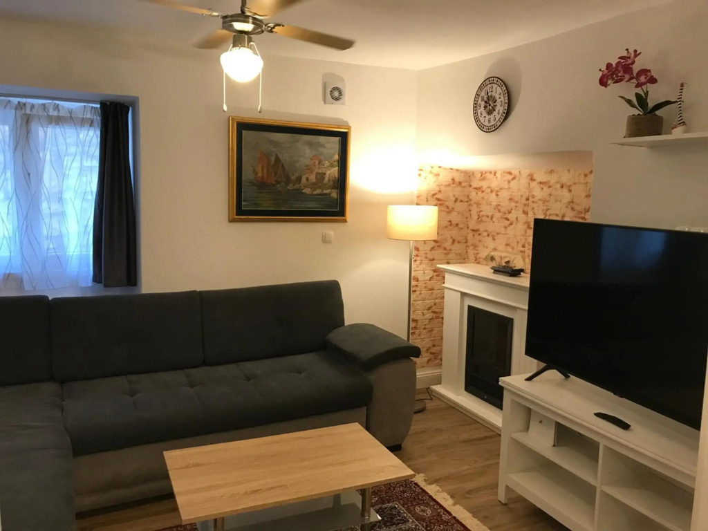 Holiday Place Veli Dvor - Spacious House for 6-8 Guests with Private Garden - Old Town Punat