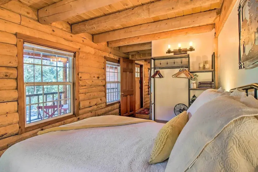 Pine Mountain Club Log Home with Deck and Grill